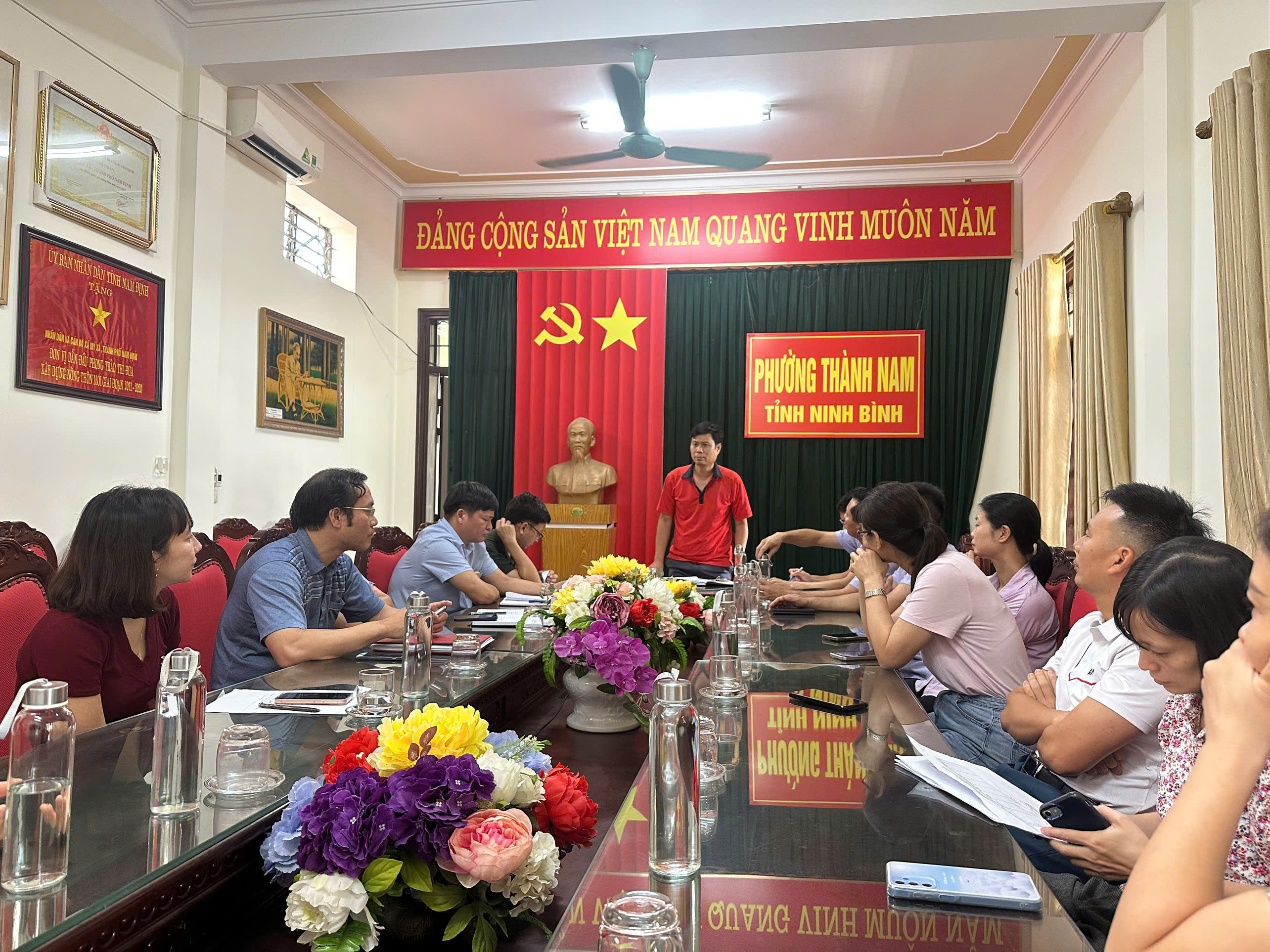Hội nghị triển khai nhiệm vụ cụ thể cho toàn thể cán bộ, công chức của UBND phường Thành Nam trong việc tặng quà Tết độc lập cho Nhân dân trên địa bàn phường 