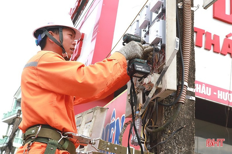 Văn bản tuyên truyền tăng cường  công tác đảm bảo an toàn điện trong nhân  dân và bảo vệ an toàn công trình điện,  ngăn ngừa nguy cơ vi phạm hành lang  gây sự cố lưới điện, không sử dụng điện  để bẫy chuột, sử dụng điện tiết kiệm,  an toàn PCCN